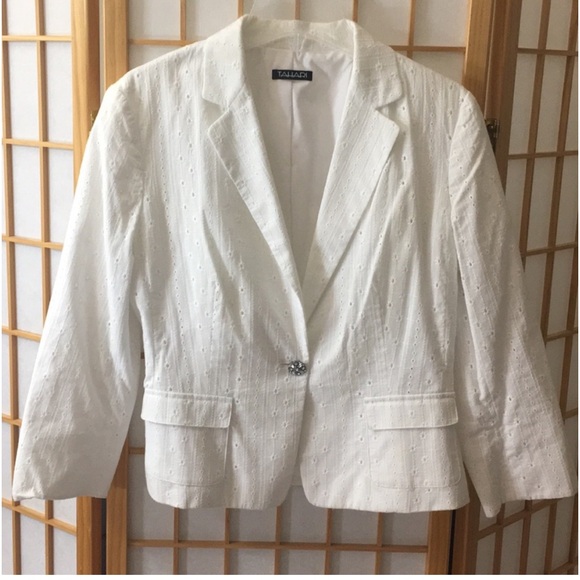 Tahari Jackets & Blazers - Tahari 8 petite white eyelet jacket with decorative button
